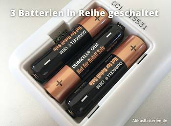 Batteriefach mit drei Micro Batterien, in Reihe geschaltet