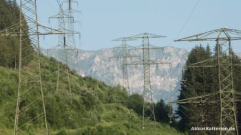 Hochspannungsleitungen übertragen Wechselstrom