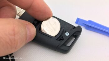 Neue Batterie ins Batteriefach einsetzen