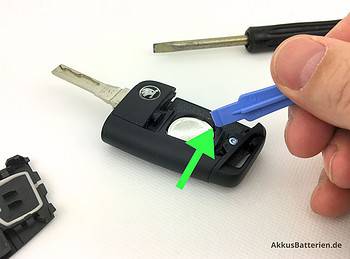 Alte Batterie aus Skoda Schlüssel entfernen
